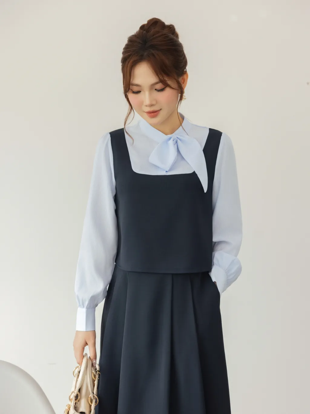 Ảnh Áo nữ dáng yếm crop màu đen và xanh than phối sơ mi cổ nơ dài tay YAME YA606 1