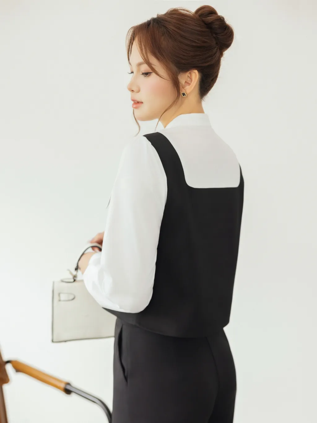 Ảnh Áo nữ dáng yếm crop màu đen và xanh than phối sơ mi cổ nơ dài tay YAME YA606 4