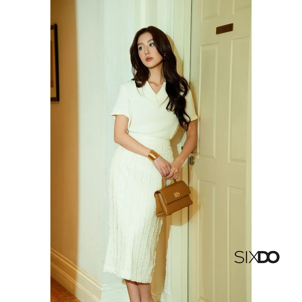 Ảnh Áo nữ kem đậm cổ đổ SIXDO (Dark Cream V-Neck Woven Top) 1