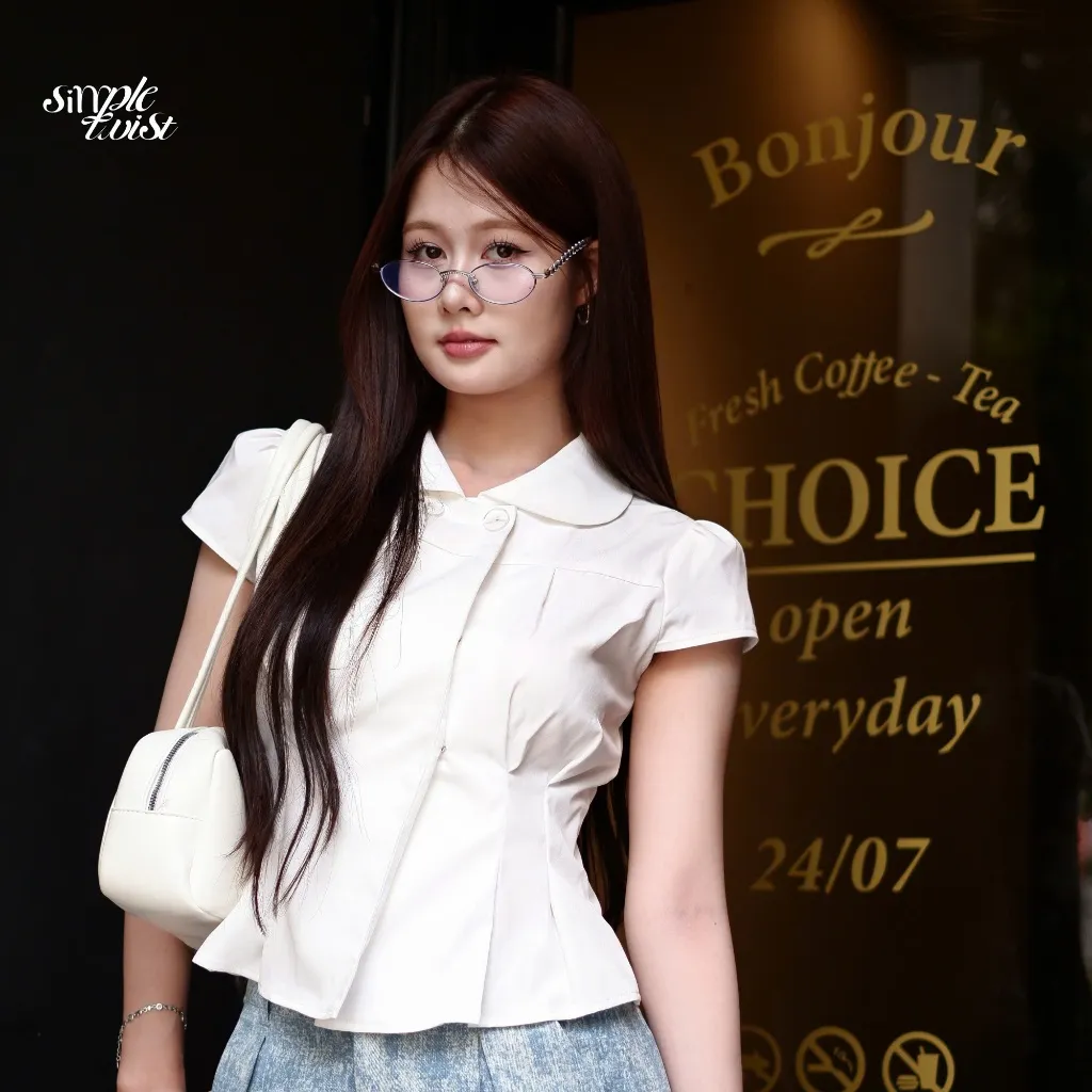 Ảnh Áo sơ mi nữ cổ sen tay nhí Hàn Quốc màu trắng năng động Little Miss Blouse đi cà phê - Simple Twist 1