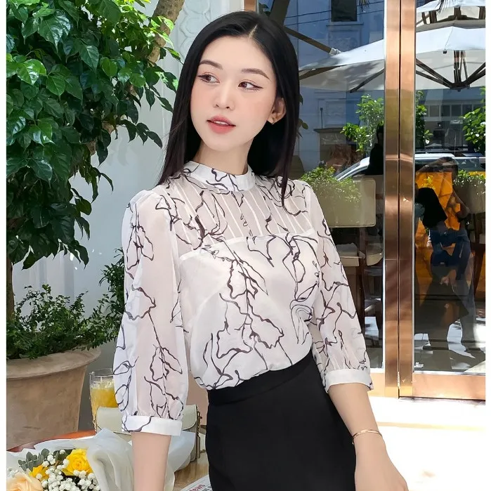 Ảnh Áo Sơ Mi Nữ Cổ Tàu Tròn Mí Ngực LAMER Áo Công Sở Nữ Tay Lỡ Dáng Suông Hoạ Tiết Thanh Lịch O61B24Q003 3