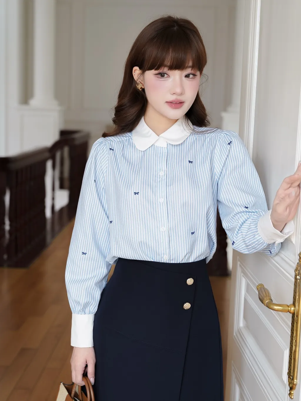 Ảnh Áo sơ mi nữ dài tay màu kẻ xanh hoạ tiết nơ phối cổ và cửa tay trắng YAME YA612 2