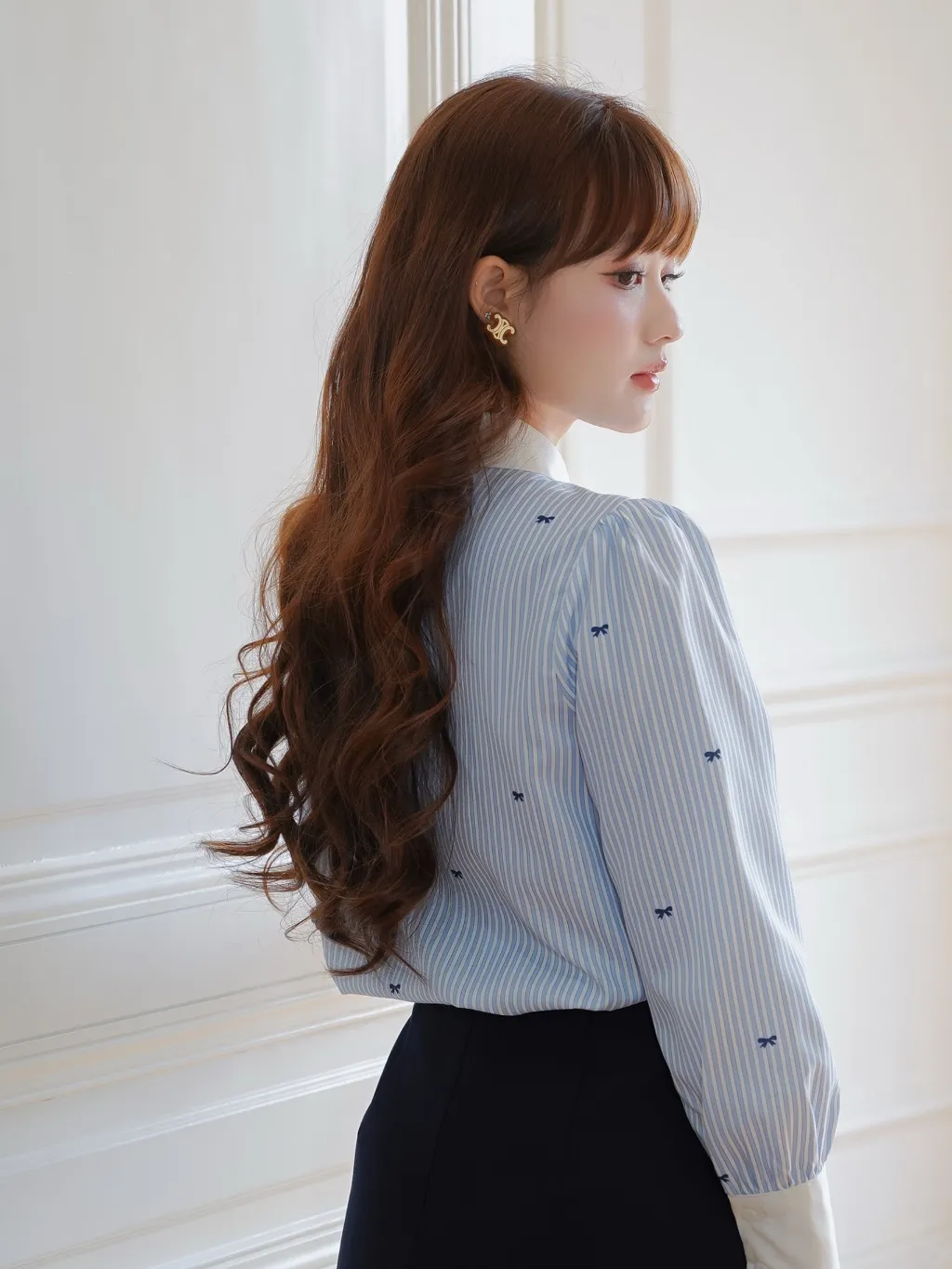 Ảnh Áo sơ mi nữ dài tay màu kẻ xanh hoạ tiết nơ phối cổ và cửa tay trắng YAME YA612 4