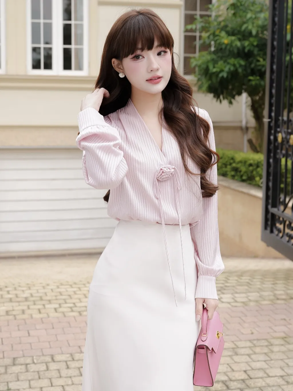 Ảnh Áo sơ mi nữ dài tay vải tằm kẻ cổ V đính nơ hoa trang trí màu trắng và hồng YAME YA597 1