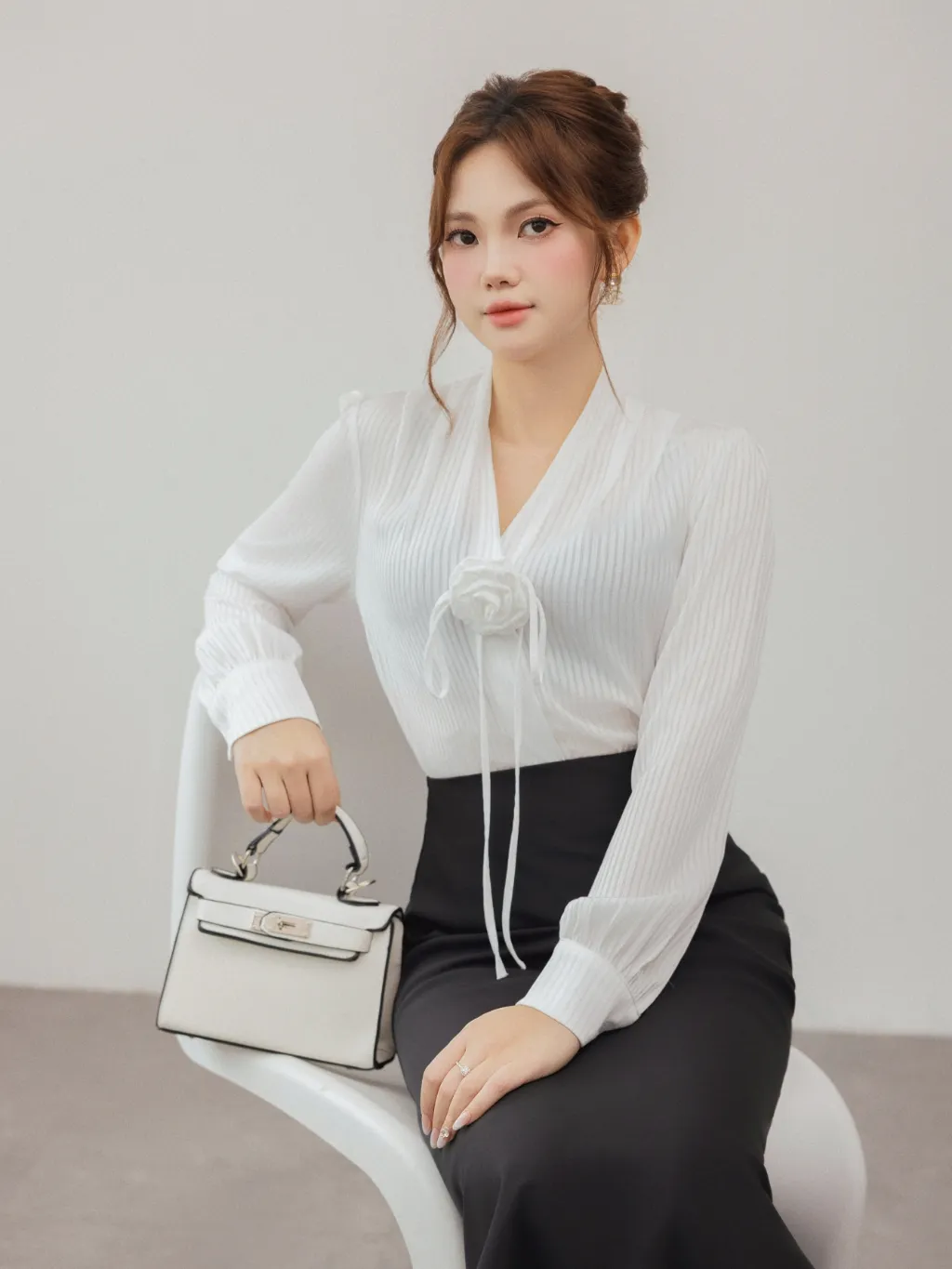 Ảnh Áo sơ mi nữ dài tay vải tằm kẻ cổ V đính nơ hoa trang trí màu trắng và hồng YAME YA597 2