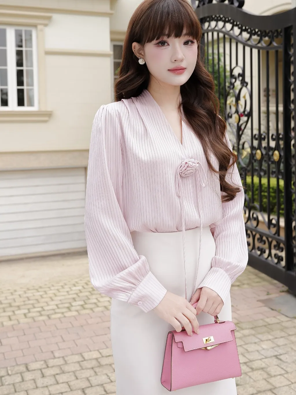 Ảnh Áo sơ mi nữ dài tay vải tằm kẻ cổ V đính nơ hoa trang trí màu trắng và hồng YAME YA597 3