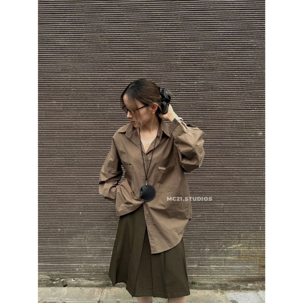 Ảnh Áo sơ mi trơn tag da nhỏ ở ngực oversize chất cotton tự nhiên xịn mềm mát MC21.studios a4332 1