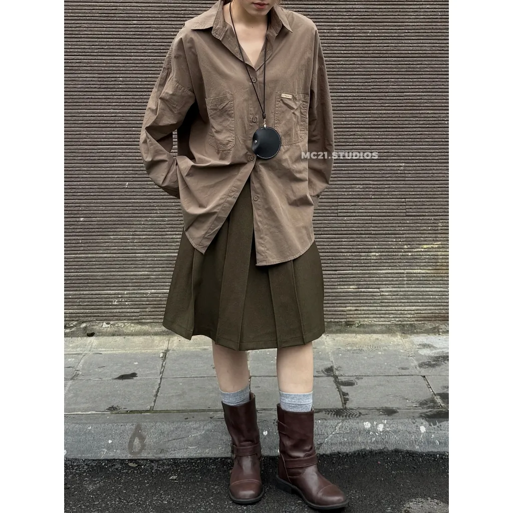 Ảnh Áo sơ mi trơn tag da nhỏ ở ngực oversize chất cotton tự nhiên xịn mềm mát MC21.studios a4332 2