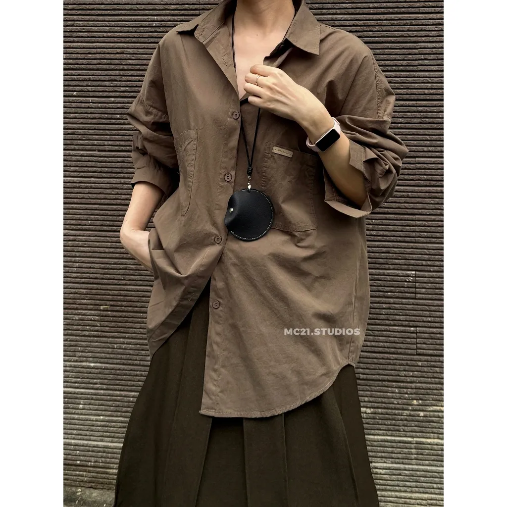 Ảnh Áo sơ mi trơn tag da nhỏ ở ngực oversize chất cotton tự nhiên xịn mềm mát MC21.studios a4332 4