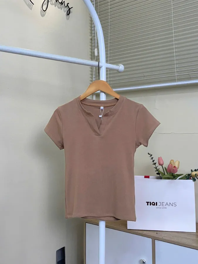 Ảnh Áo thun nữ cổ trụ V ôm body co giãn basic chất mịn TiQi Jeans 3