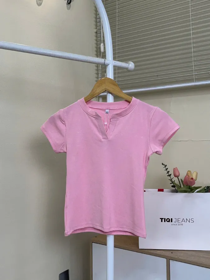 Ảnh Áo thun nữ cổ trụ V ôm body co giãn basic chất mịn TiQi Jeans 4
