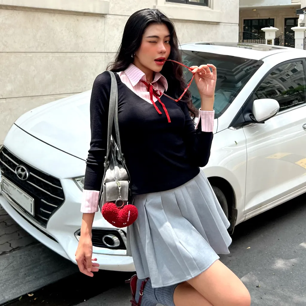 Ảnh Áo thun tiểu thư kiểu tay dài đen phối chân váy xám xếp ly REGINA dể thương, sang trọng - Simple Twist Studio 2