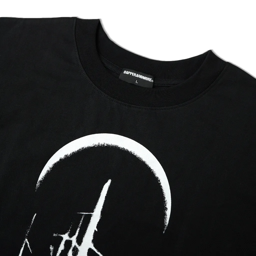 Ảnh Áo Thun Unisex DAPPERANDMORE Under Moon Form Rộng Oversize 100% Cotton 250gsm - Black 4