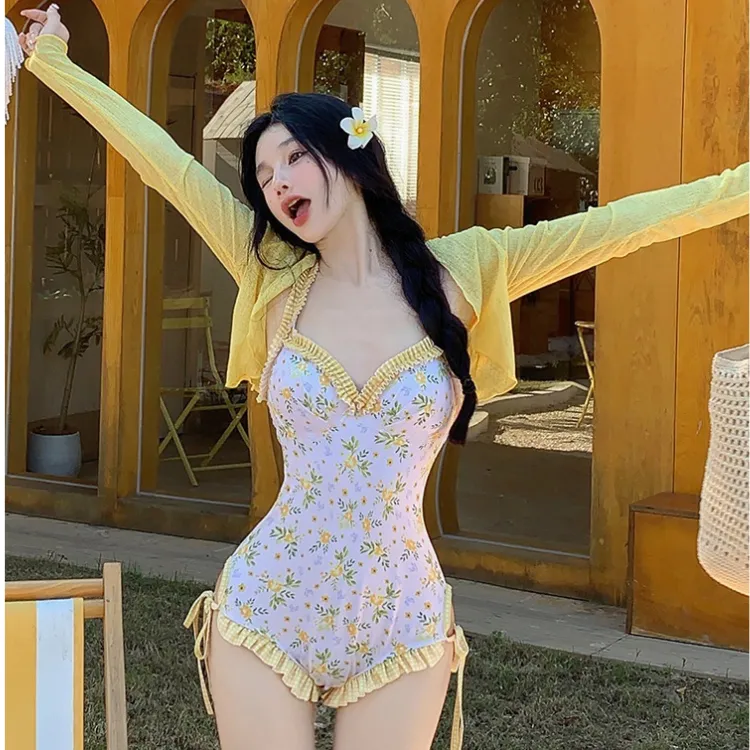 Ảnh Bikini đi biển đồ bơi nữ liền thân họa tiết hoaj tiết kèm áo khoác chống nắng có đệm ngực màu vàng 704 D5T4 1