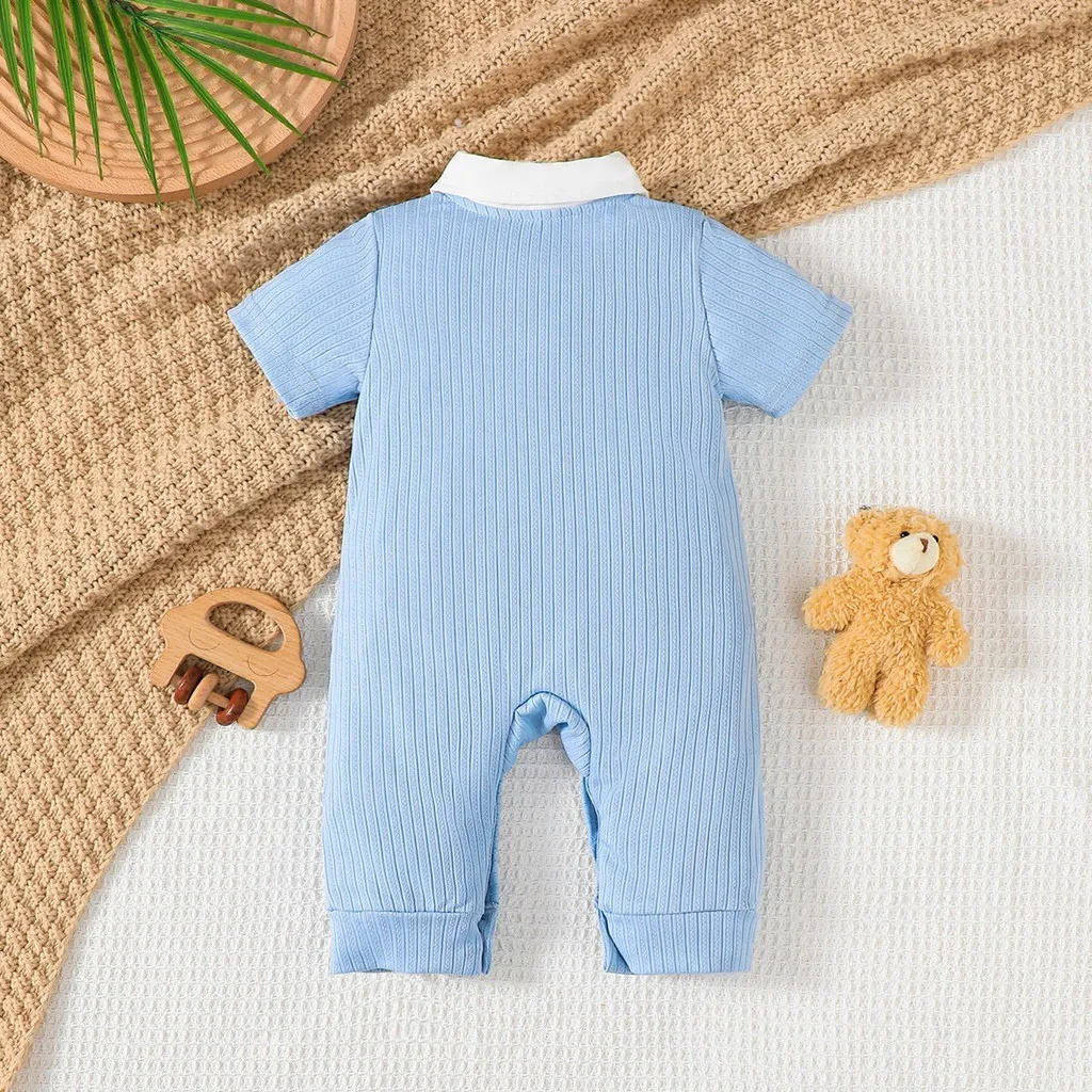 Ảnh Bộ đồ liền thân 2 trong 1 mùa hè Dapper cho bé trai 1-18 tháng: Họa tiết gân tay ngắn với họa tiết thêu gấu hoạt hình – Đóng cửa Snaps & Phong cách Gent đáng yêu 1