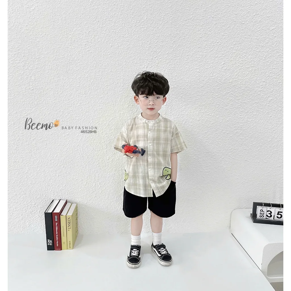 Ảnh Bộ sơ mi kẻ cổ tàu in hình cá sấu cho bé trai Beemo Chất liệu vải kẻ thoáng mát thấm hút mồ hôi tốt, phối quần kaki B602 3