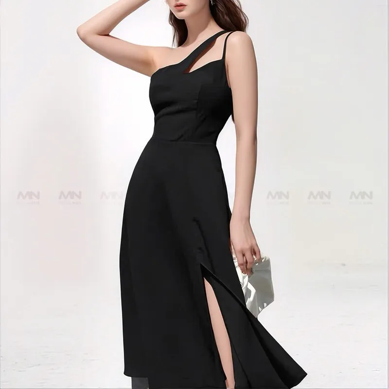 Ảnh Đầm dự tiệc MINA xẻ đùi midi xoè màu đen thiết kế chéo vai chất liệu Cotton lạnh mịn quyến rũ MN188 2