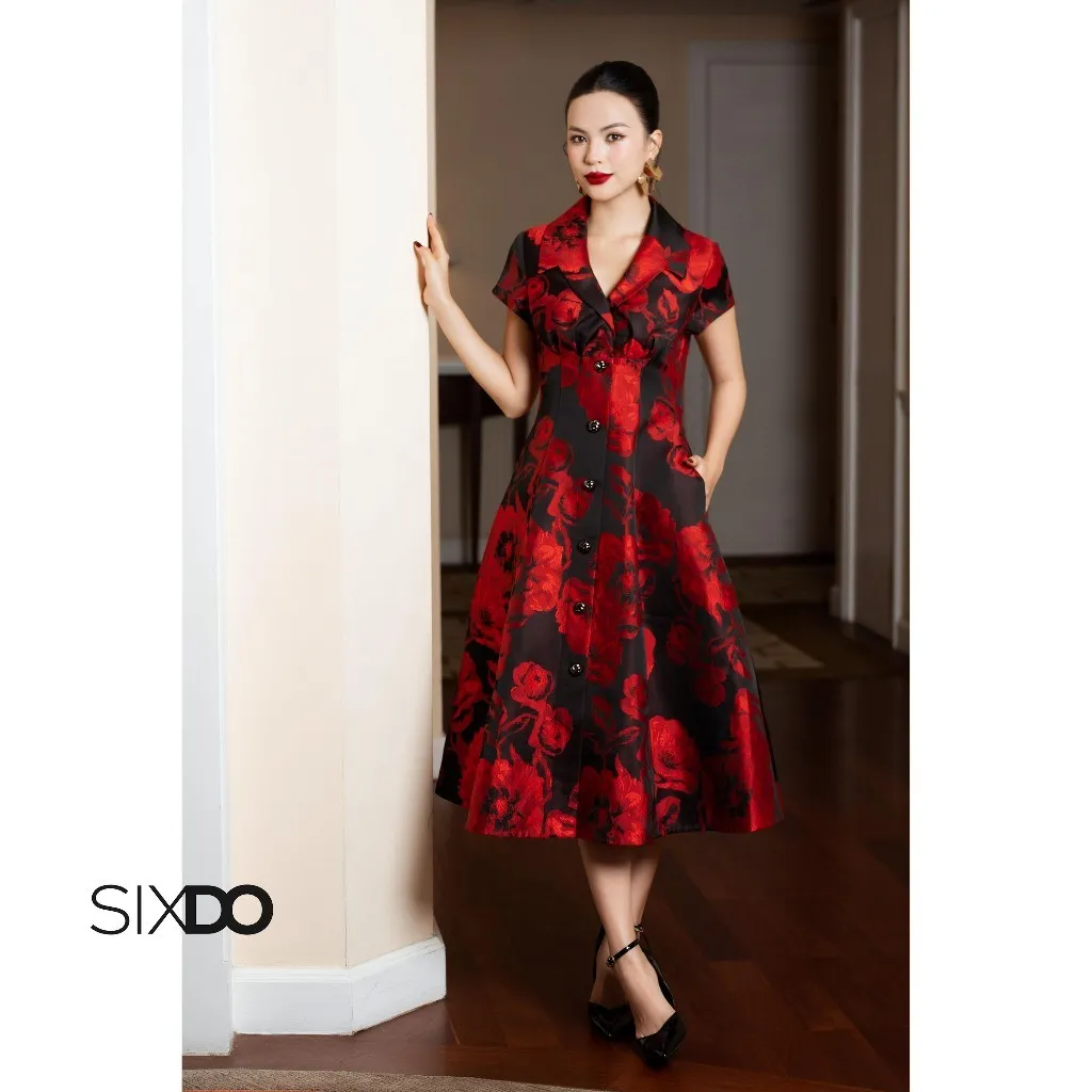 Ảnh Đầm gấm đen hoa đỏ dáng xòe ngắn tay SIXDO (Black Brocade Flared Dress) 3