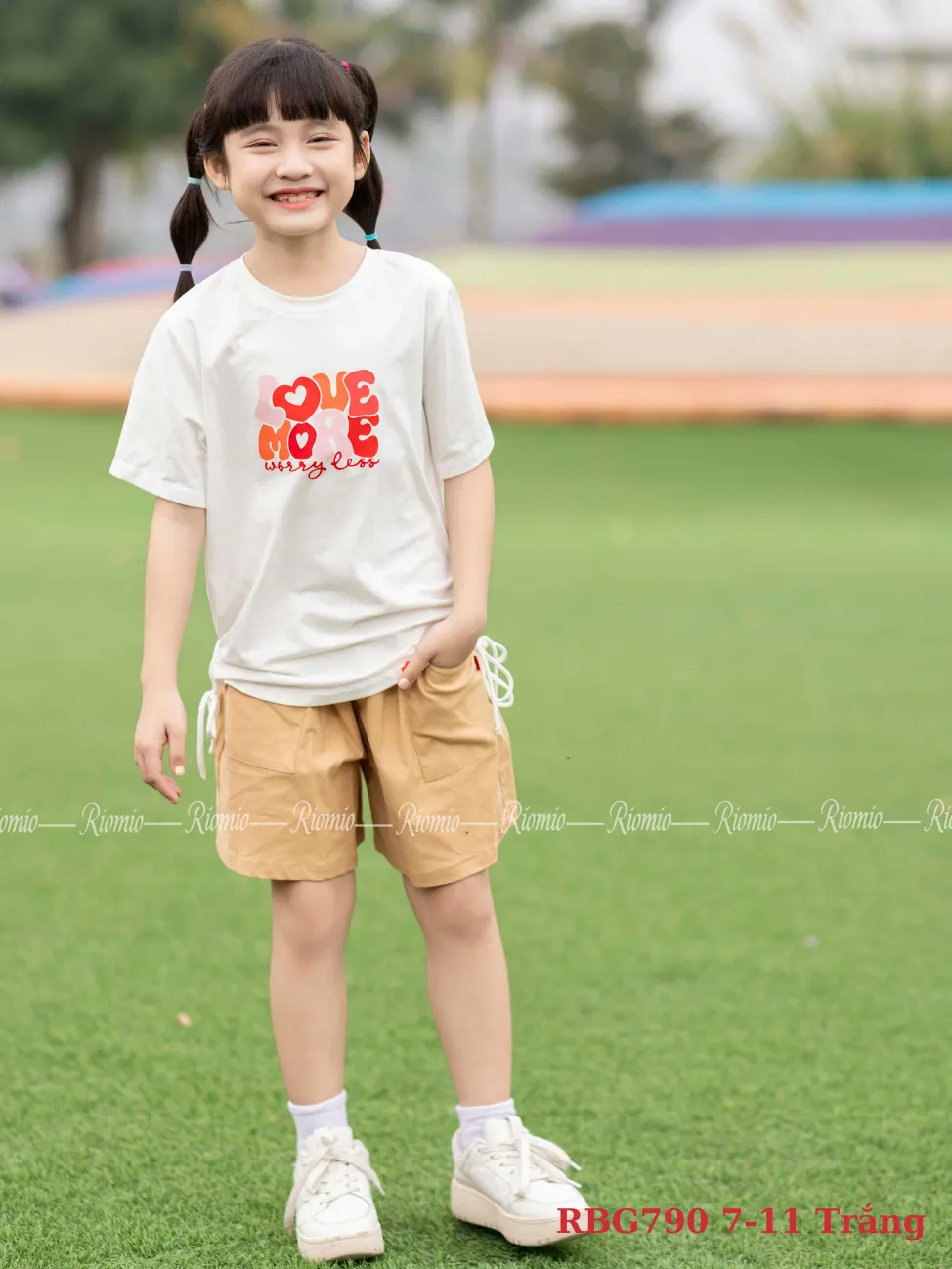 Ảnh Đồ bộ bé gái RIOMIO size 27-50kg, áo phông in chữ Love More phối quần kaki RBG790 2