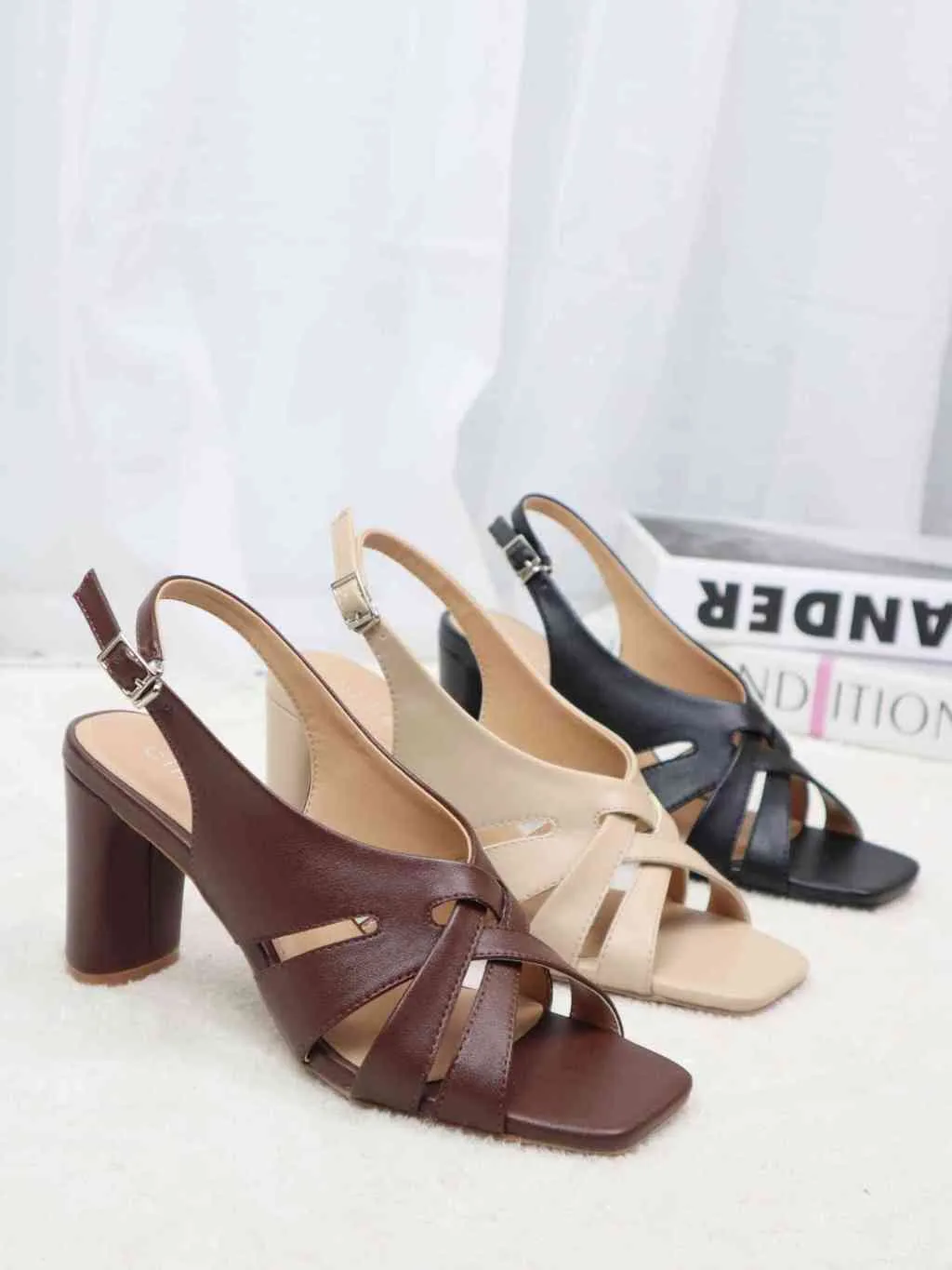 Ảnh Giày sandal cao gót quai đan khóa cài tiện lợi đế vuông trụ cao 8cm đi làm công sở Cillie 1137 2