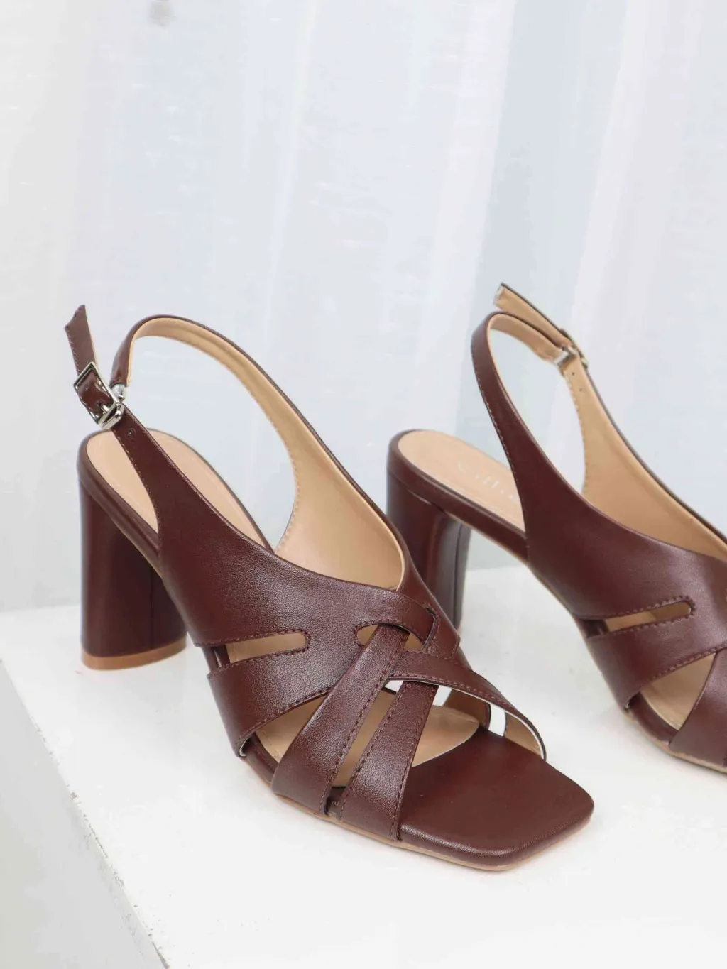 Ảnh Giày sandal cao gót quai đan khóa cài tiện lợi đế vuông trụ cao 8cm đi làm công sở Cillie 1137 3