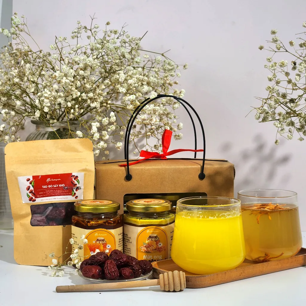 Ảnh Hộp quà tặng cô giáo, mẹ gồm: Mật ong tinh bột nghệ, mật ong đông trùng kèm táo đỏ hỗ trợ dạ dày, tốt cho sức khỏe 1