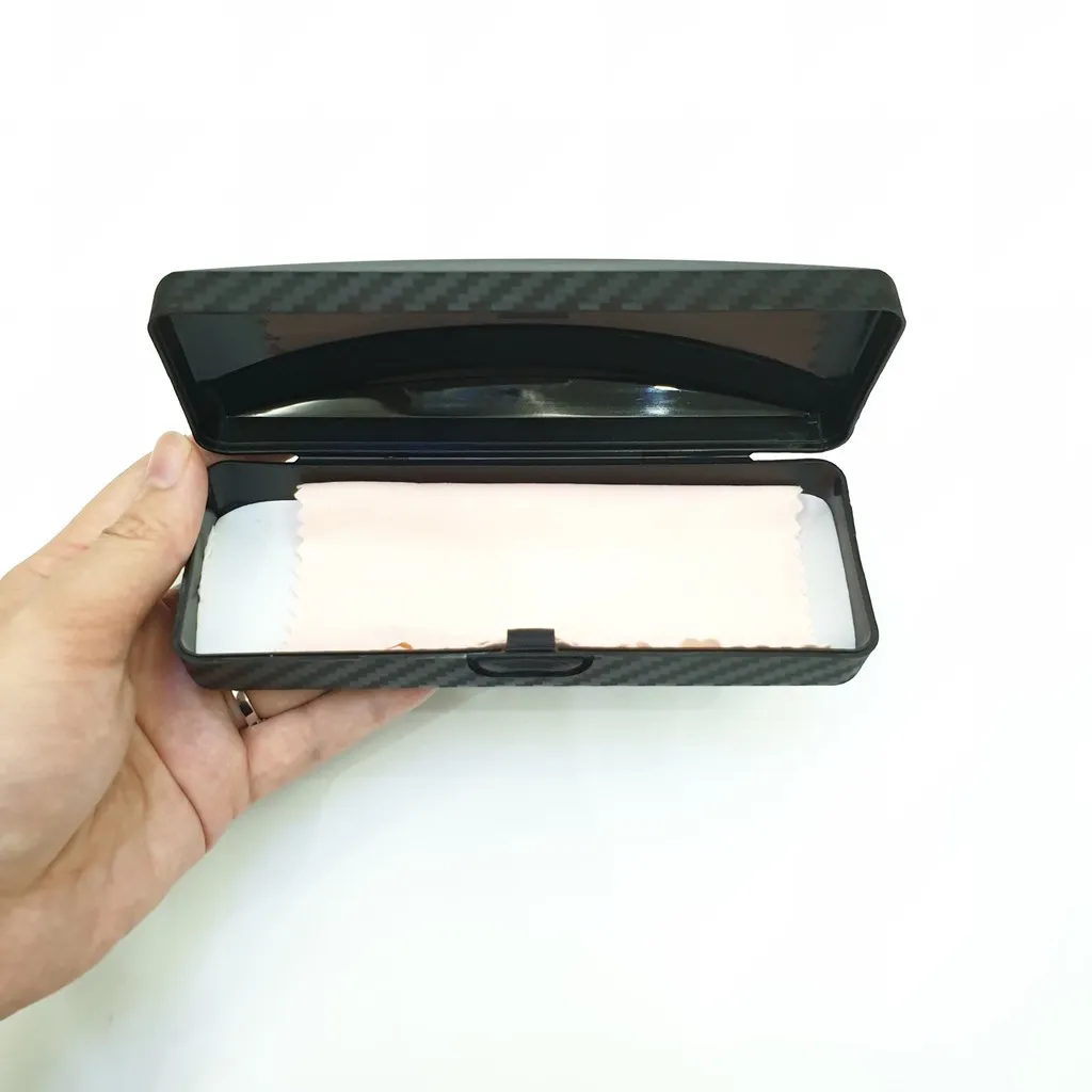 Ảnh Hộp đựng kính nhựa kavi Accede Sarifa - Đựng kính cận, viễn - Tặng kèm khăn lau kính (giao màu ngẫu nhiên) 4