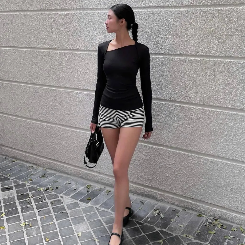Ảnh làminapparel - SLANTED V-NECK LONG SLEEVE TOP 1