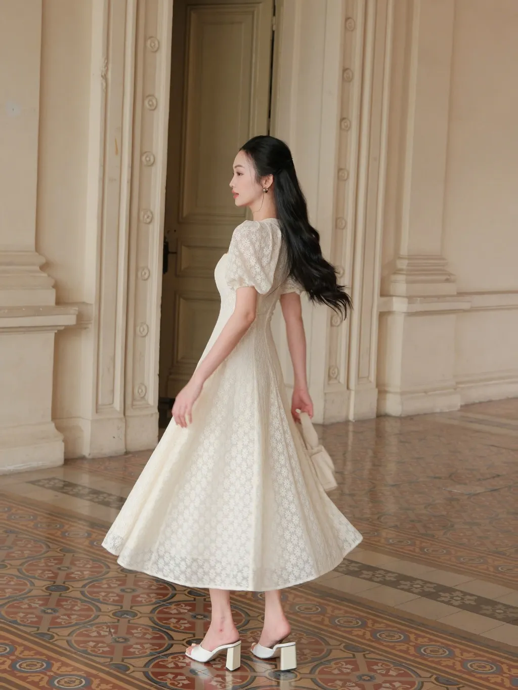 Ảnh LEILA CLOSET | Đầm thiết kế Dalia dáng cổ vuông tay phồng xẻ tà trước 2