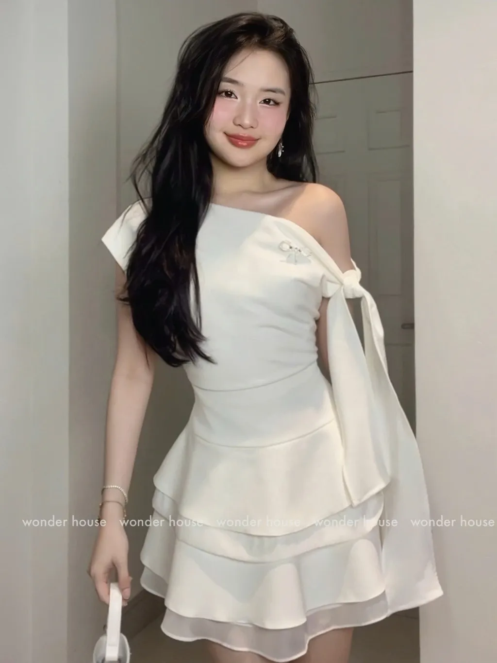 Ảnh Lucie Dress Wonderhouse Đầm xéo vai cột nơ dáng xòe chất vải dày vừa phải dự tiệc, dạo phố sang trọng 4