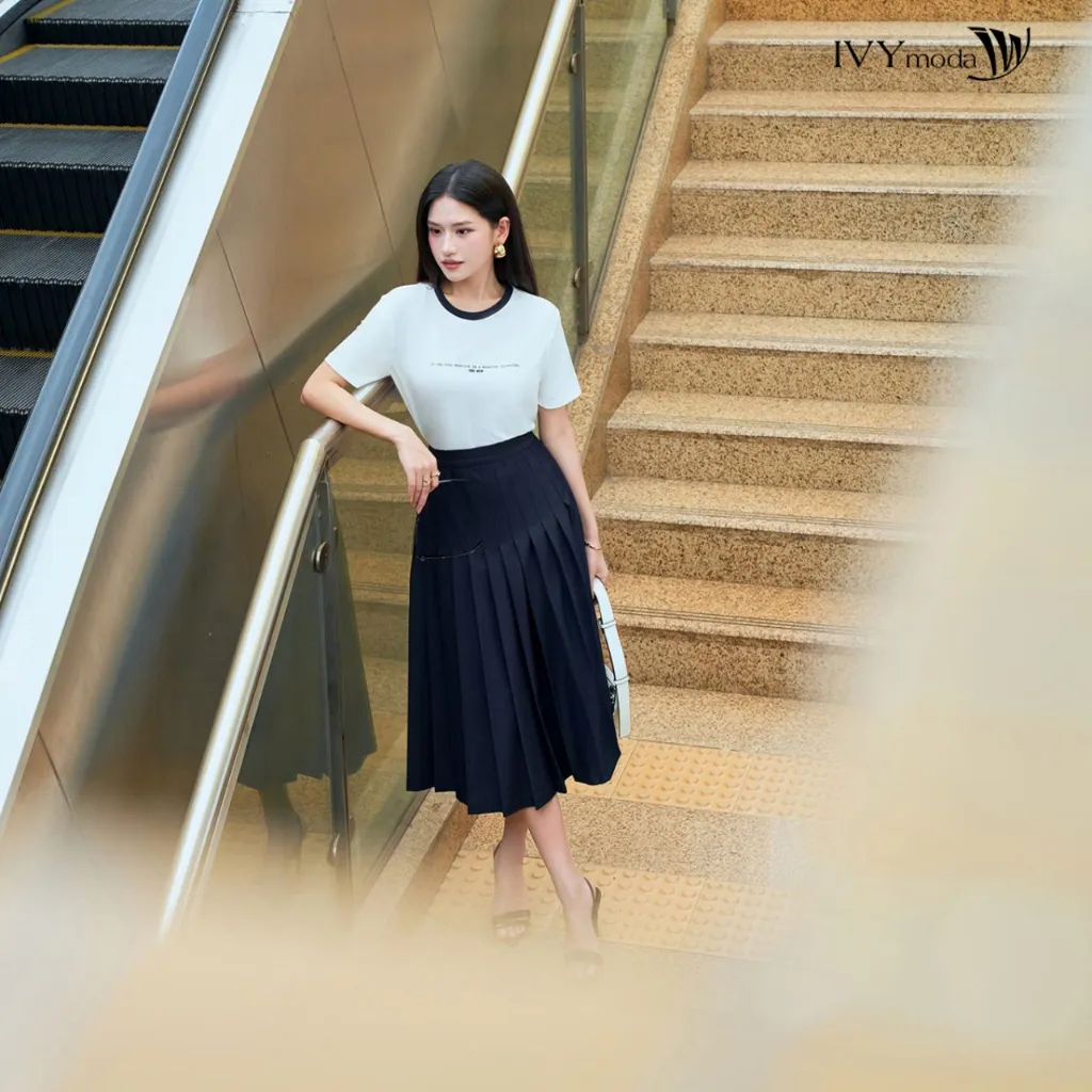 Ảnh Motion Skirt - Chân váy denim xếp ly, Chân váy công sở dạo phố nữ IVY moda MS 30B0106 1