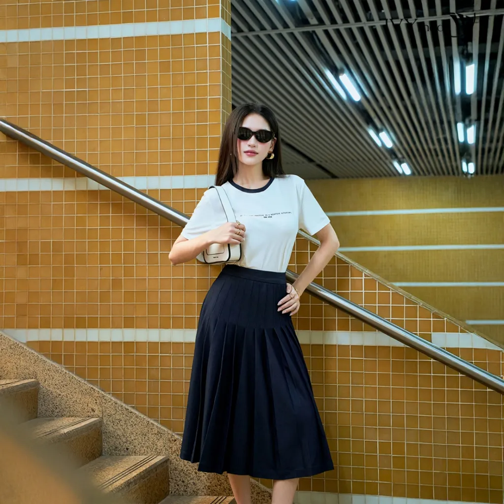 Ảnh Motion Skirt - Chân váy denim xếp ly, Chân váy công sở dạo phố nữ IVY moda MS 30B0106 2
