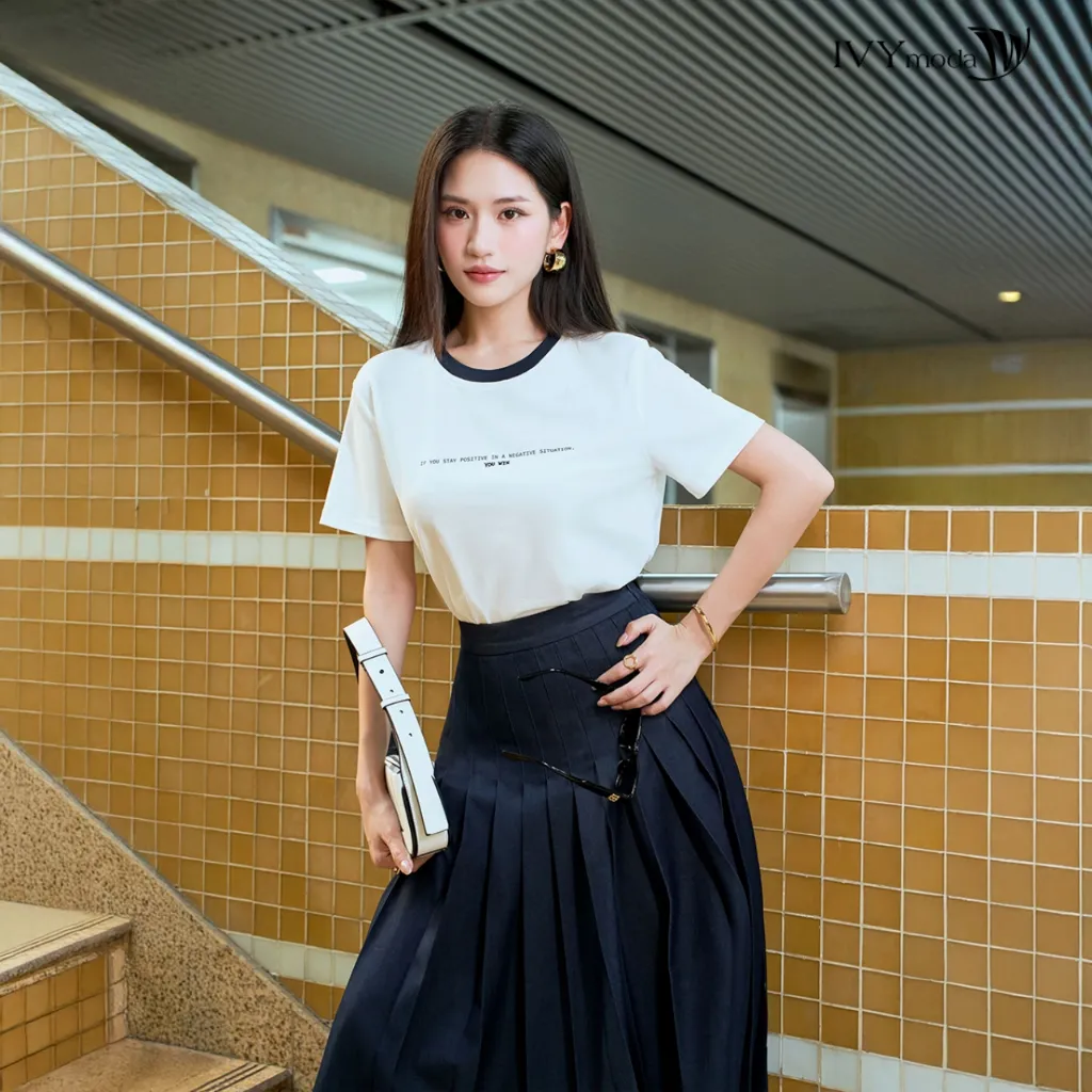 Ảnh Motion Skirt - Chân váy denim xếp ly, Chân váy công sở dạo phố nữ IVY moda MS 30B0106 3