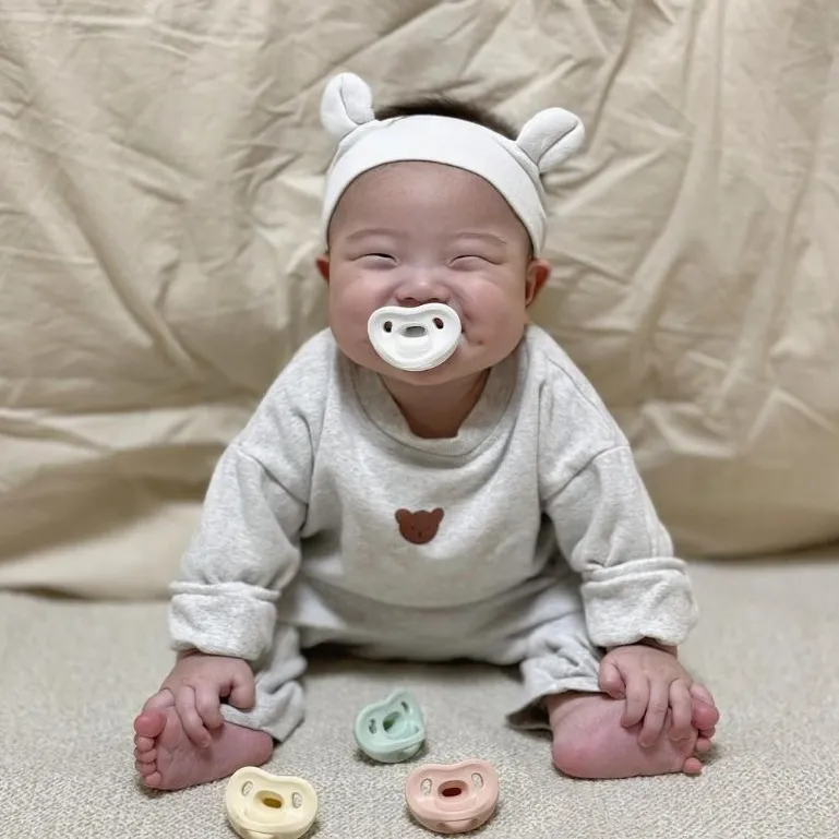 Ảnh Moyuum Núm ti silicone cho bé, tặng kèm hộp đựng tiện lợi 3