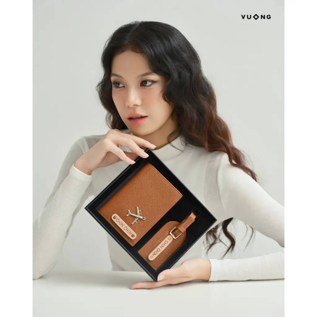 Review Passport Cover Vuông Shop Da Thật Vân Taiga Cao Cấp Kèm Tag Hành Lý - Đẳng Cấp & Bền Bỉ