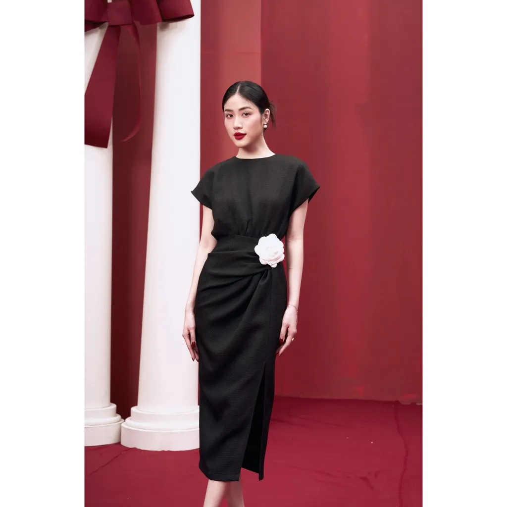 Ảnh RẬP - Đầm Đen Cổ Tròn Tay Lỡ Cài Hoa Eo Nhún Thân Xẻ - XMAS 03 4