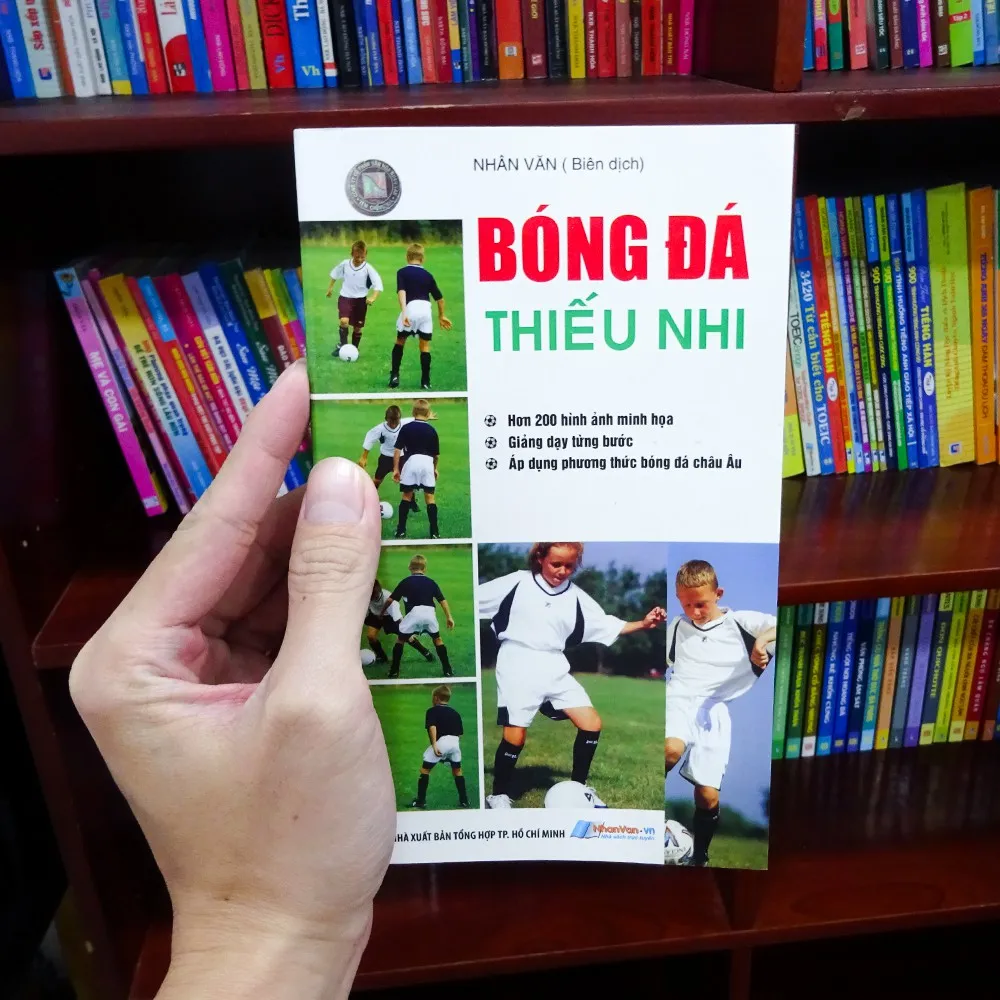 Ảnh Sách - Bóng Đá Thiếu Nhi - Sách thể dục độc quyền Nhân văn 4