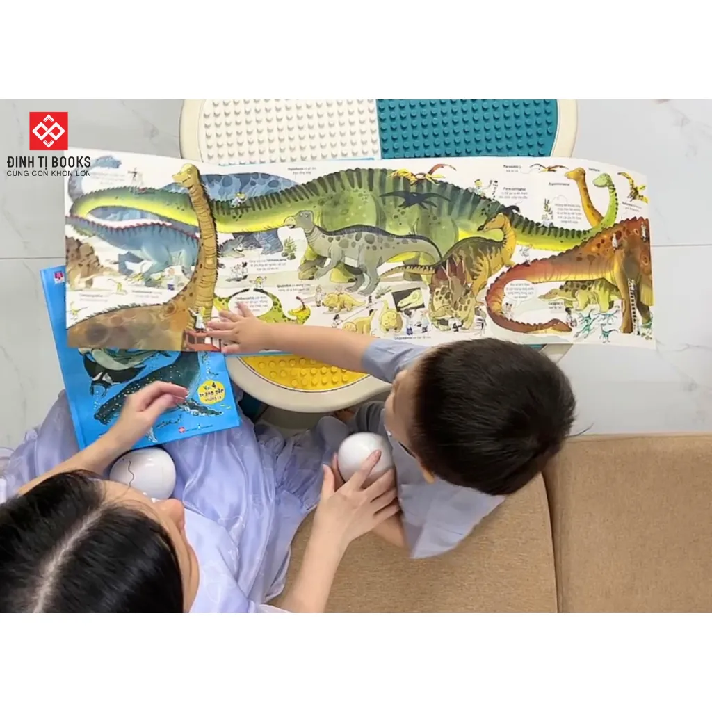 Ảnh Sách - Cuốn sách khổng lồ về các loài khủng long - Big book of Big Dinosaurs - Lật mở với 4 trang gấp khổng lồ 4