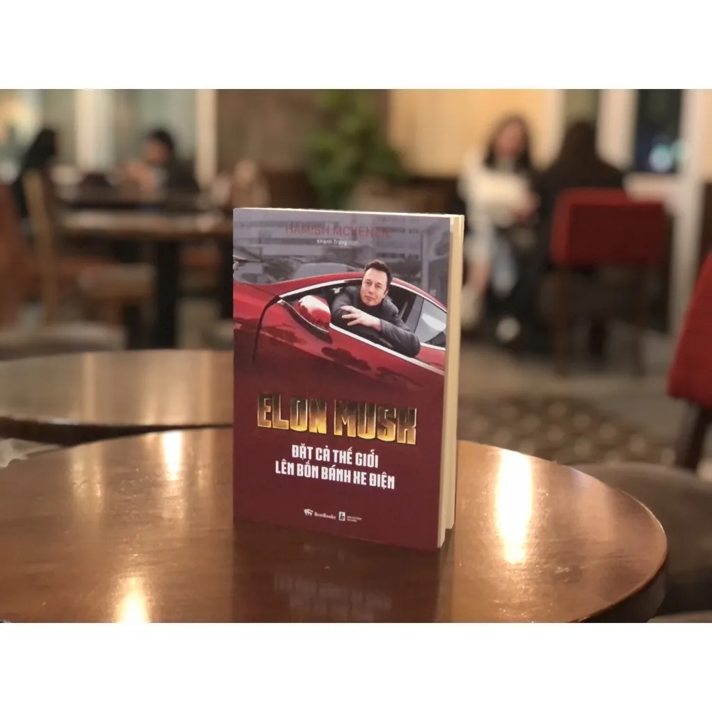 Ảnh Sách - Elon musk- Đặt cả thế giới lên bốn bánh xe điện 2