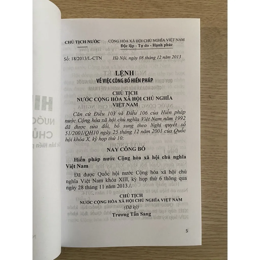 Ảnh Sách - Hiến Pháp Nước Cộng Hòa Xã Hội Chủ Nghĩa Việt Nam (NXB Lao Động) 2