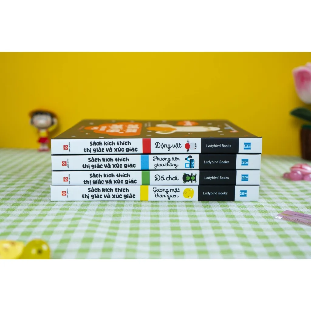 Ảnh Sách - Sách kích thích thị giác và xúc giác trọn bộ 4 tập cho bé 0-3 tuổi Đinh Tị Books 2