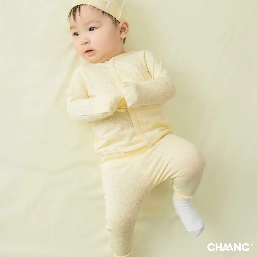 Ảnh Set bộ dài cúc chéo tích hợp bao tay kèm mũ và tất Bloom cho bé sơ sinh 2