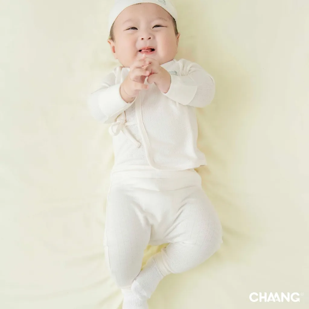 Ảnh Set bộ dài cúc chéo tích hợp bao tay kèm mũ và tất Bloom cho bé sơ sinh 3