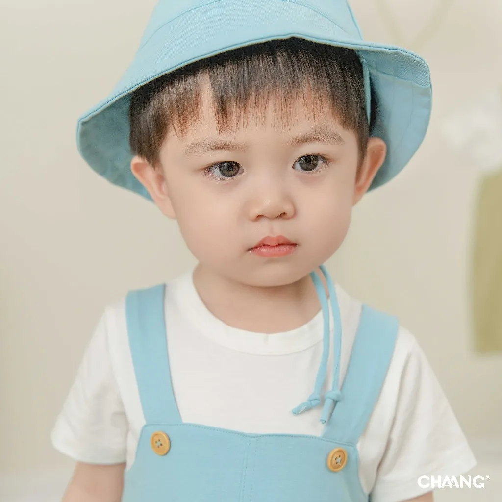 Ảnh Set bộ yếm kèm mũ may liền áo trắng cúc sau Bloom cho bé gái và bé trai 4