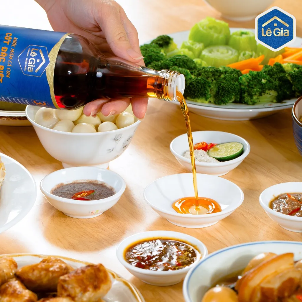Ảnh Set quà Tinh túy từ Biển Mẹ (Set gồm 01 chai nước mắm cốt đặc biệt 525ml và 01 chai nước mắm cá cơm 650ml) 3