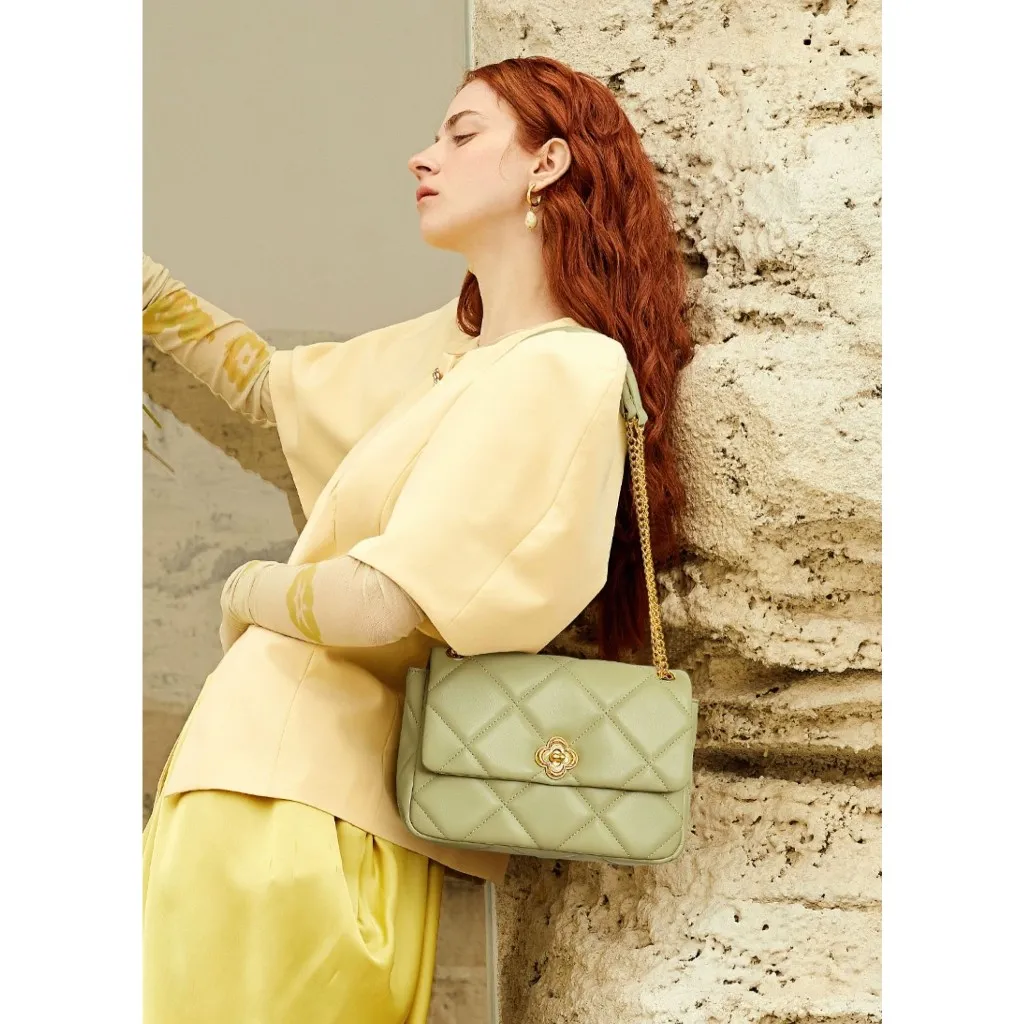 Ảnh Túi đeo chéo nữ đẹp Nucelle thời trang phong cách chần ô khóa charm hoa ViAnh Store 1172032 2