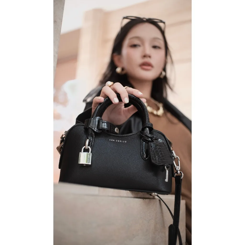 Ảnh Túi Her.declub Lock & Love kèm charm và dây đeo chéo (Đen) 2