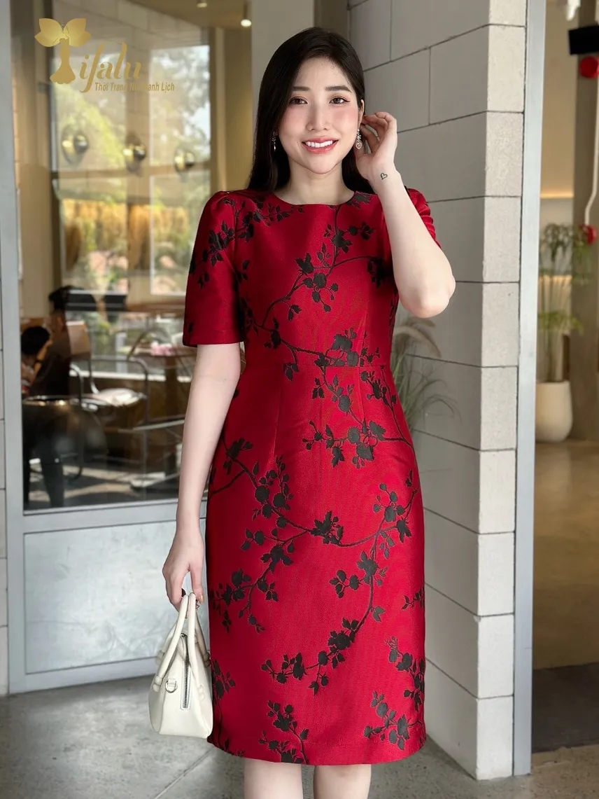 Ảnh Váy nữ đầm dự tiệc trung niên TIFALU dáng ôm chất gấm tafta đỏ sang trọng - ZOL212RED 4