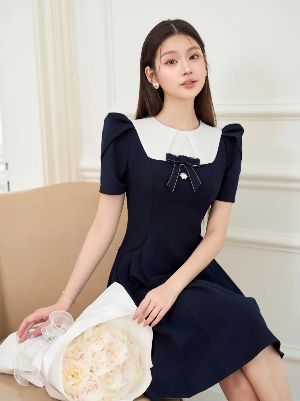 Ảnh Váy nữ dáng A màu xanh than phối cổ tròn màu trắng ngắn tay xếp ly cách điệu đính nơ YAME YV632 2