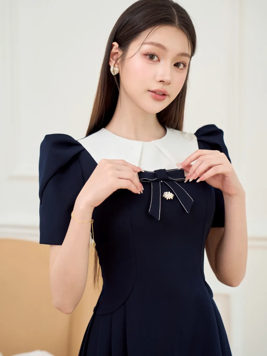 Ảnh Váy nữ dáng A màu xanh than phối cổ tròn màu trắng ngắn tay xếp ly cách điệu đính nơ YAME YV632 3